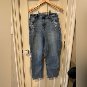 NWOT American Eagle Medium Wash High Waist Distress Stretch Mom Jeans SHORT 10